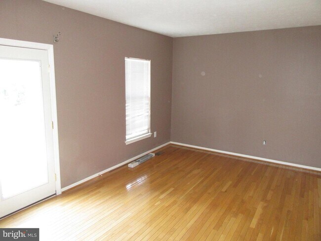 Foto del edificio - 909 Glen Falls Ct