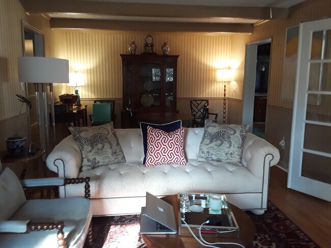 Foto del edificio - 2454 Medway Dr