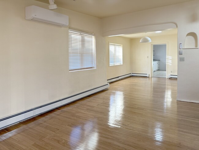 Foto del edificio - 721 W Manhattan Ave