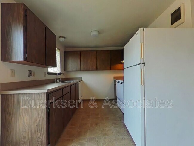 Building Photo - 2555 SW Pickford