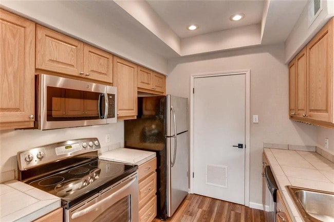 Building Photo - 4711 Spicewood Springs Rd