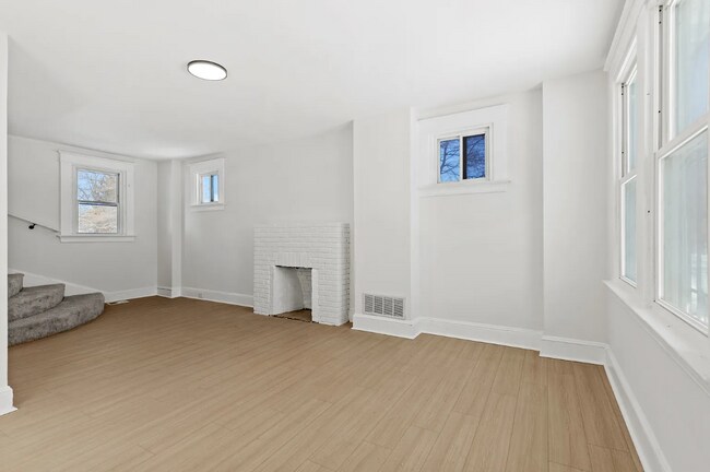 Building Photo - 3200 W Rogers Ave