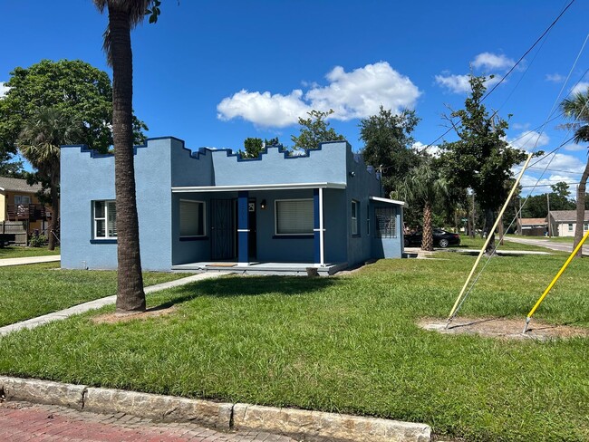 Building Photo - Large Remodeled Home Close to UT and Downtown