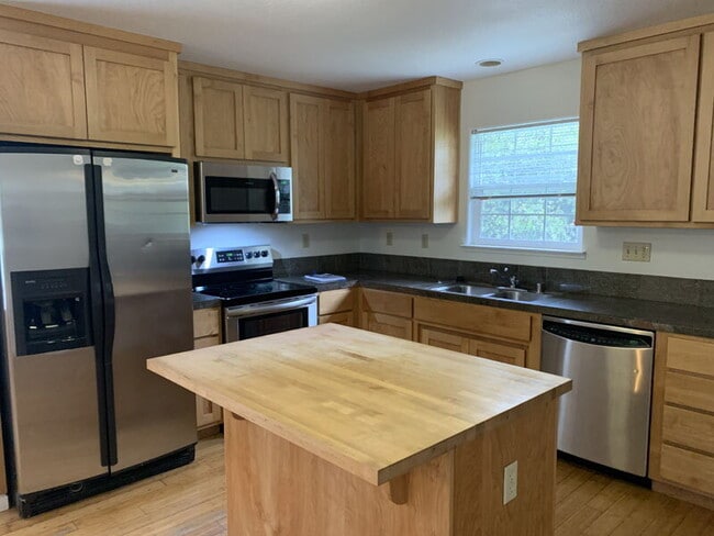 Building Photo - Spacious townhome within walking distance ...