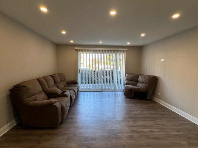 Building Photo - 668 Pinecrest Dr