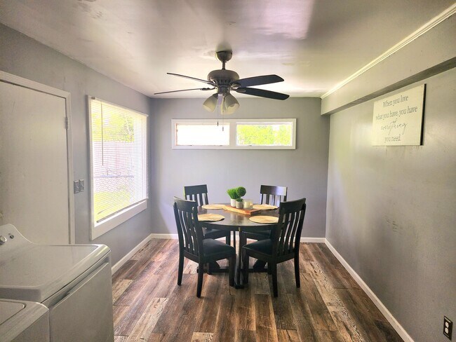 Foto del edificio - 121 Paul Ave