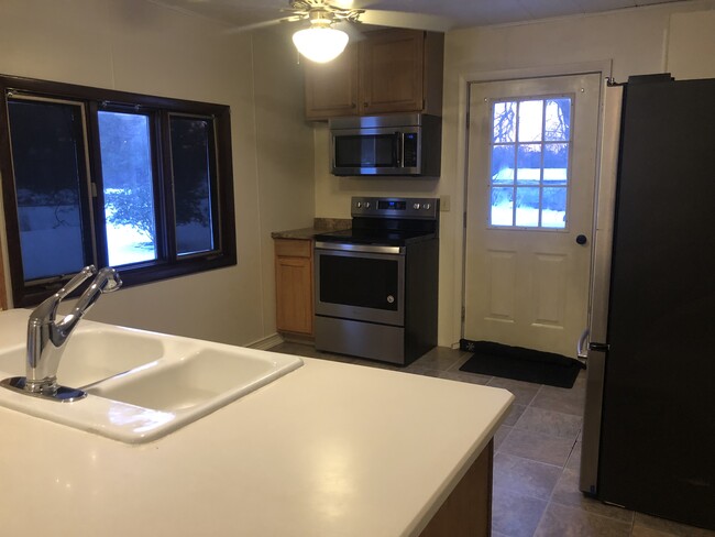 Kitchen has pantry and natural light w stainless steel appliances - 6764 Sutliff Rd