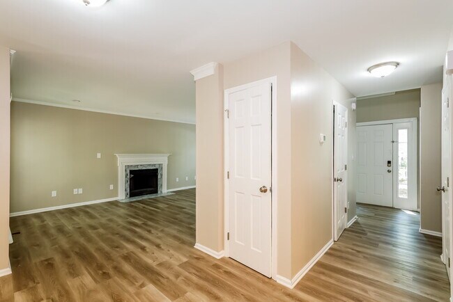 Foto del edificio - 8313 Poplar Grove Cir