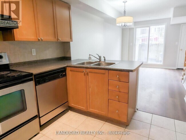 Building Photo - 65 Turntable Crescent