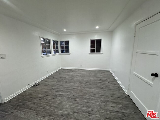 Building Photo - 6207 Crenshaw Blvd