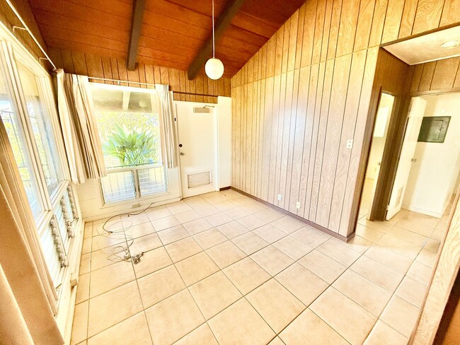 Building Photo - 2 Bedroom / 1 Bathroom Cottage in Pukalani for Rent!