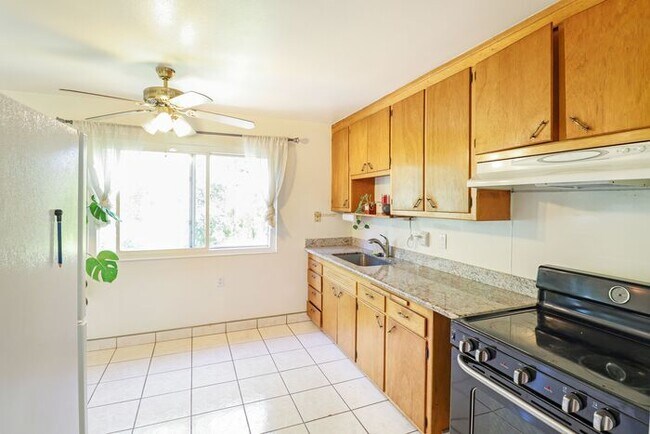 Foto del edificio - Beautiful, Perfectly located Hayward Home w/ lush and spacious garden.