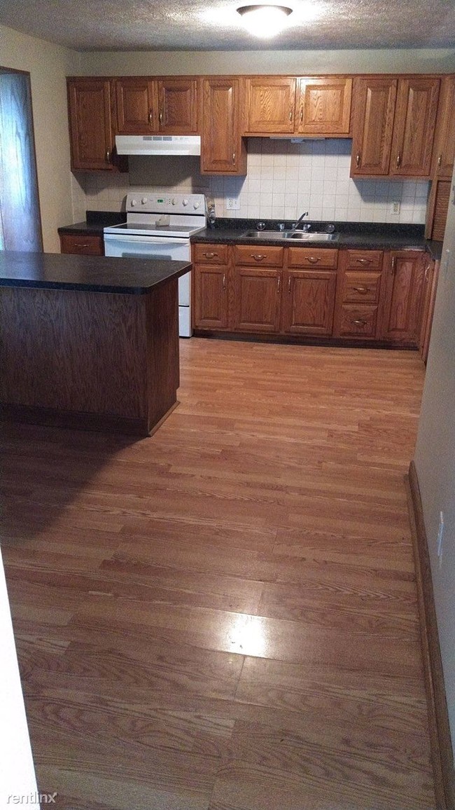 Building Photo - 2 br, 1 bath  - 4 W Main St