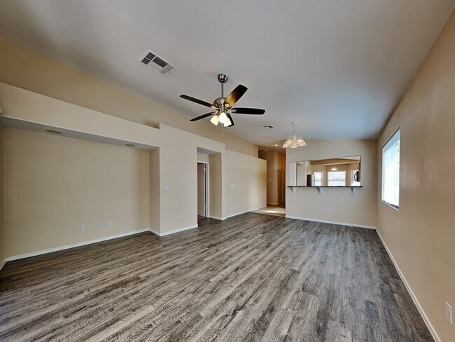 Foto del edificio - 5945 Silver Heights St