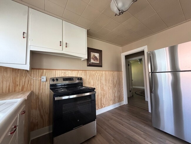 Building Photo - Downtown Cozy Apartment!