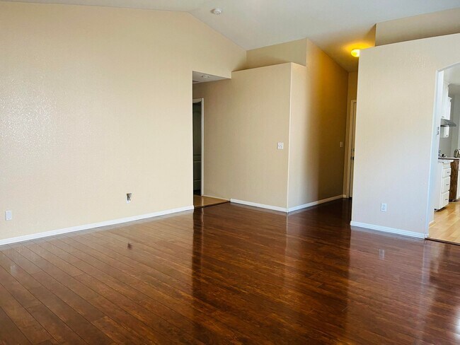 Building Photo - 2443 Fountain Plaza Dr