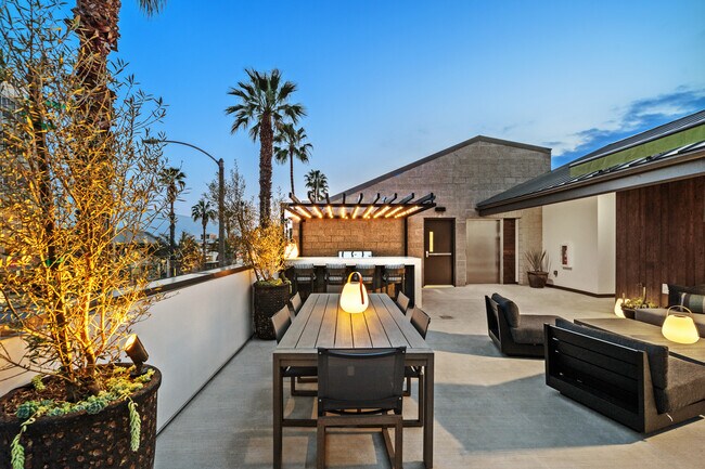Building Photo - 2729 Wilshire Blvd