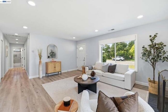 Building Photo - 36023 Pizarro Dr
