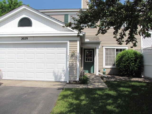 Primary Photo - Great location *2Bed*1.5Bath End Unit Town...