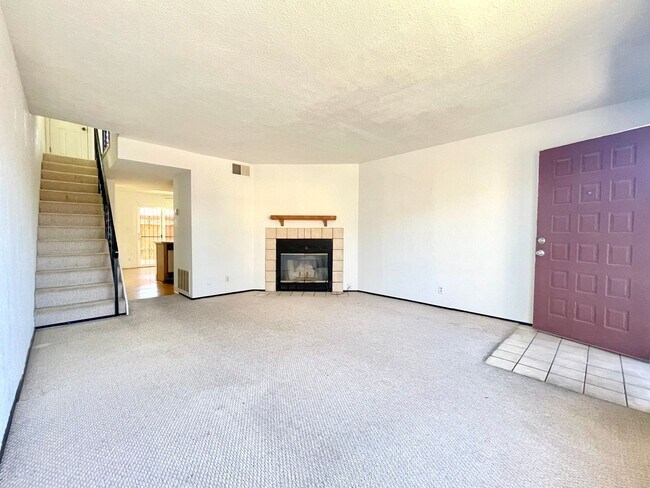 Building Photo - Cozy 2 Bedroom 2.5 Bathroom In The Heart of ABQ!