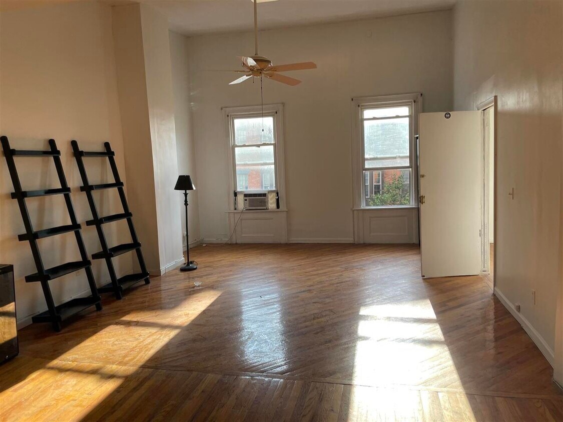 Primary Photo - 77 Monroe St