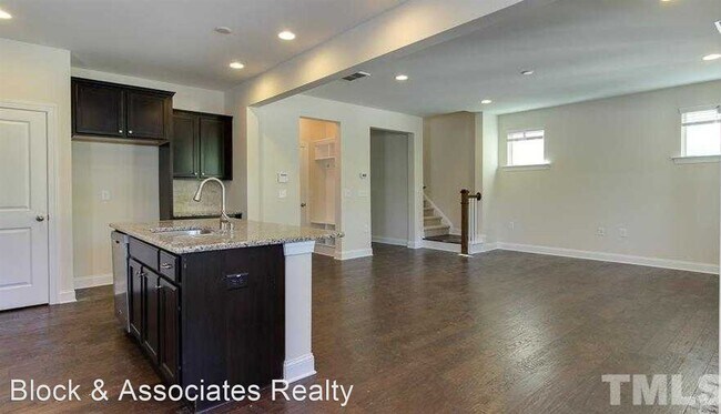 Building Photo - 3 br, 2.5 bath House - 213 Begen Street
