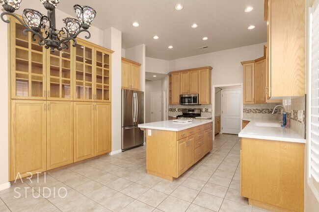 Building Photo - Stunning 3-Bedroom Home with Private Backy...