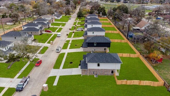 Foto del edificio - 411 Magnolia Ln