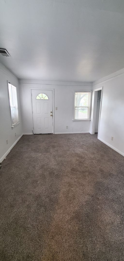 Building Photo - $1,000/month - 2 Bed 1 Bath *1/2 Month Ren...