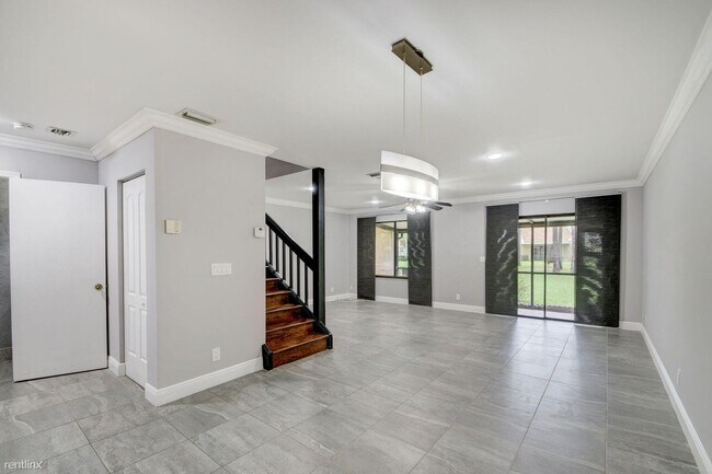 Building Photo - 2 br, 2.5 bath House - 1105 Maplewood Dr