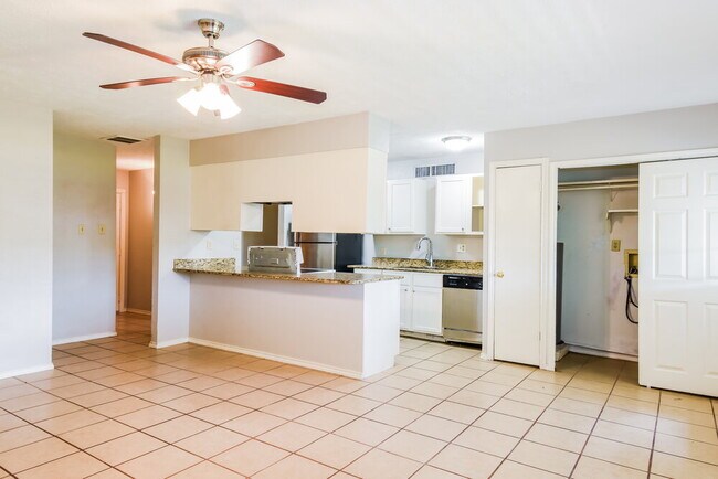 Building Photo - 14658 Dartwood Dr