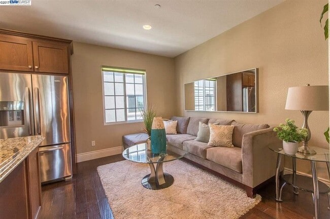 Building Photo - Beautiful and Spacious 3bd plus office/3.5...