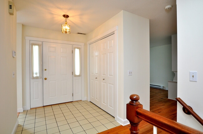 Building Photo - 8 Dickinson Ct