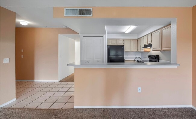 Building Photo - Spacious 2-Bed, 2-Bath Condo on the 3rd Fl...