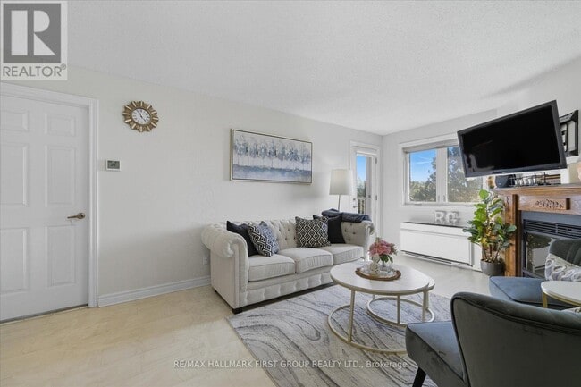 Building Photo - 189 Lake Driveway W