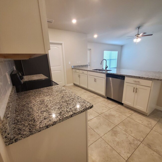 Foto del edificio - Charming 4-Bedroom 2 Bath Retreat with Mod...