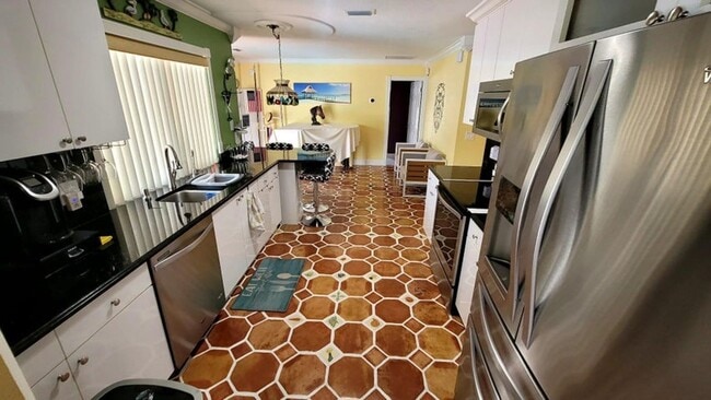 Photo - 1283 Larch Way House