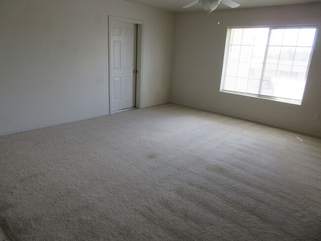 Building Photo - Move-In Discount -- 2 bedroom - 2 bath With Garage!