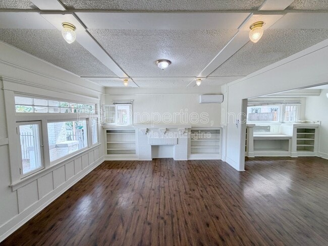 Building Photo - 860 W 56th St