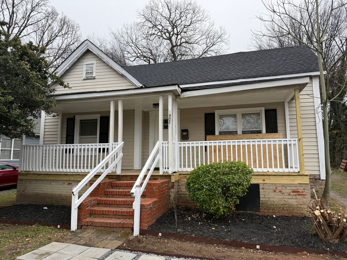 Foto principal - Adorable 3 Bedroom Home in Belmont Neighbo...