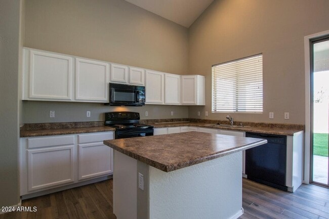 Building Photo - 3690 E Janelle Ct