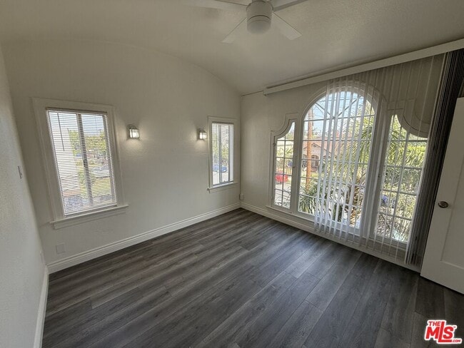 Foto del edificio - 1462 W 36th St