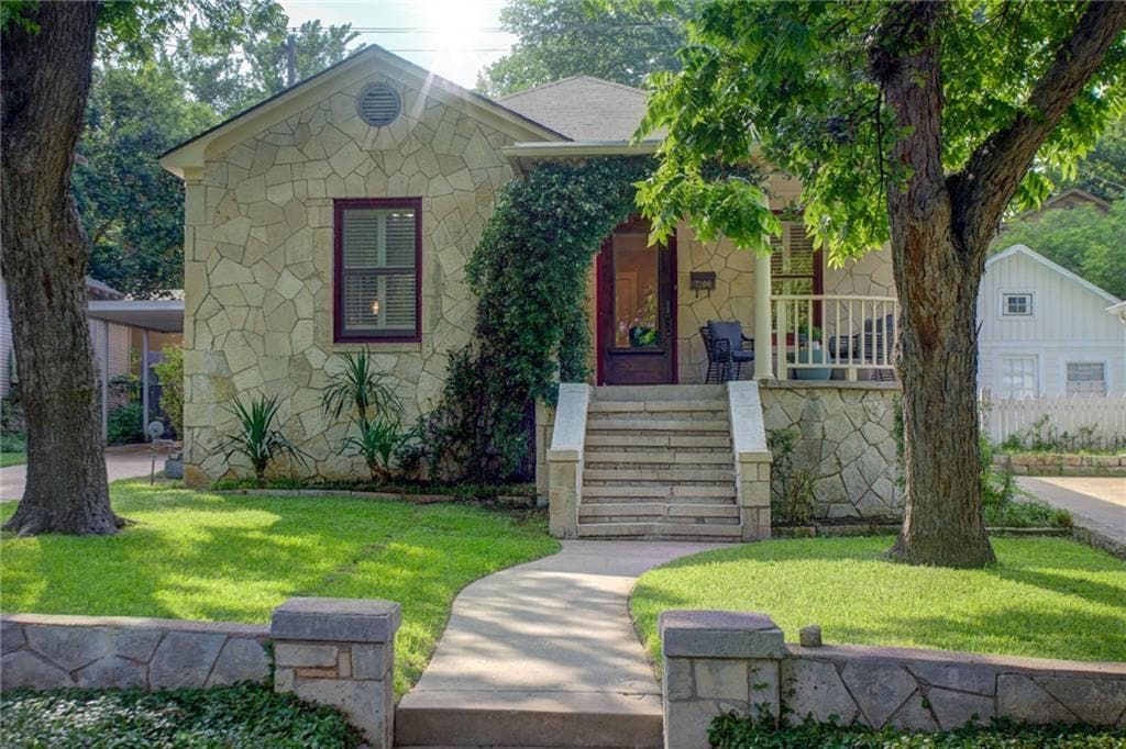 Primary Photo - 2106 Kenwood Ave