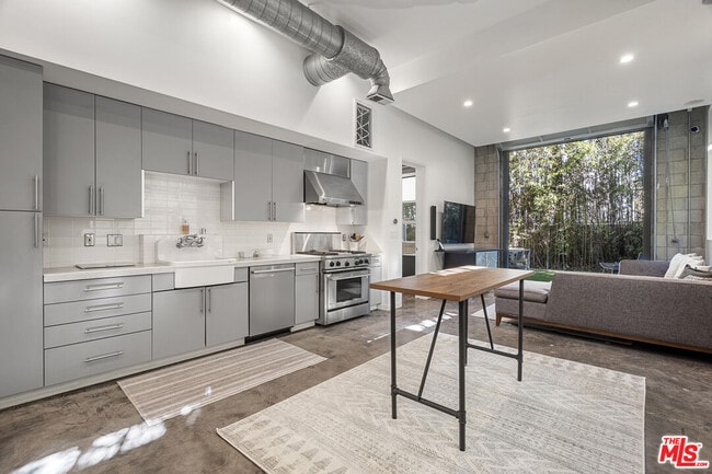 Building Photo - 710 Orlando Ave