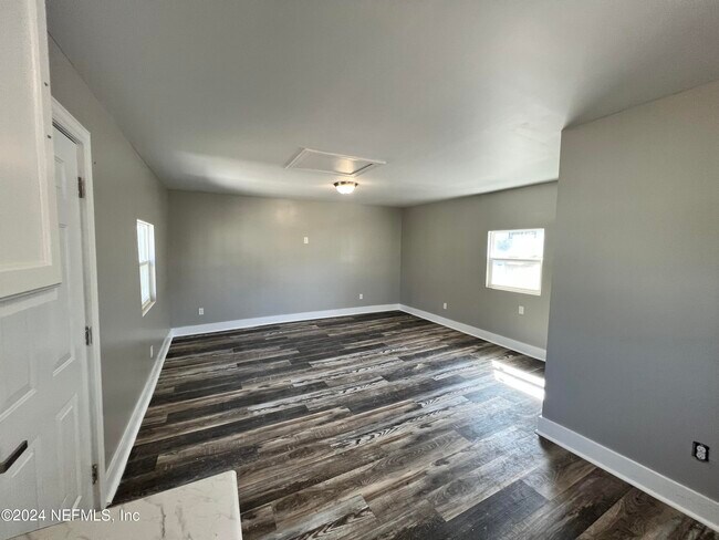 Building Photo - 133 W 6th St