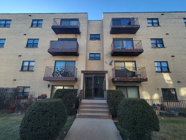 Building Photo - 2615 W Foster Ave