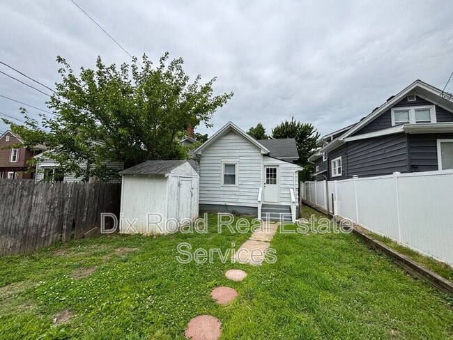 Building Photo - 917 Prytania Ave