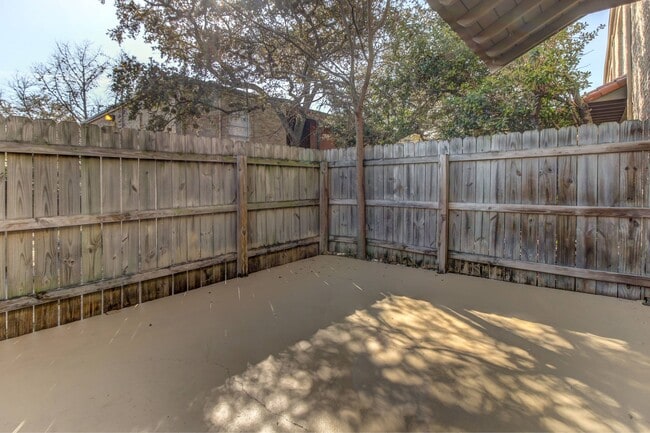 Building Photo - Oak Terrace