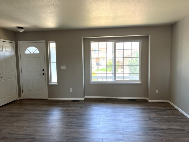 Foto del edificio - Spacious Home with 3-Car Garage