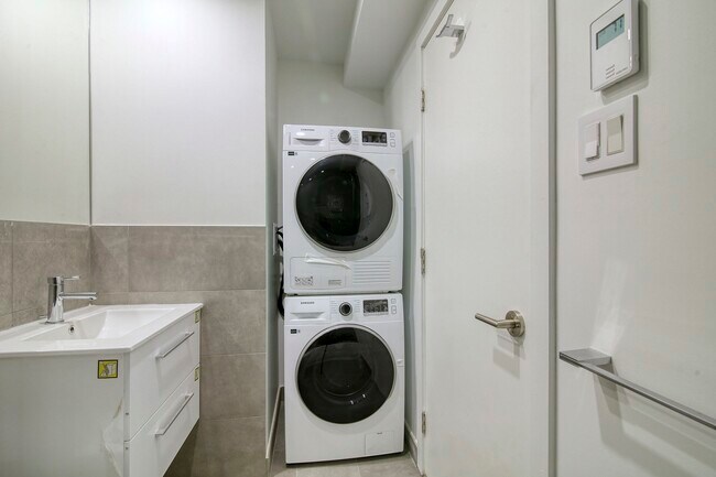 Building Photo - 10 Av. Rosemount